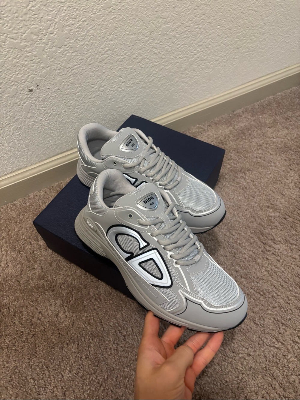 Dior Menโs Light Gray B30 - Picture 2 of 4